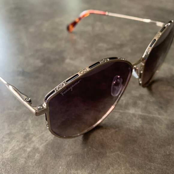 NIB- Women's Salvatore FERRAGAMO Stylized Aviator w/ Gradient Lens - Picture 11 of 15